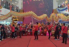 Lebih Heboh, Barongsai dan Dragon Liong Bikin Histeris Pengunjung PTC Mall Saat Imlek