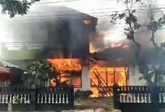 Fokus Perhitungan Suara Pemilu, Warga Dikejutkan Rumah 2 Lantai di Sapta Marga Palembang Ludes Terbakar