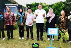 Wawako Franky Tanam Pohon Bersama Mapala Unpra