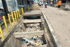 Banyak Sampah Warga di Bawah Lapak Dagangannya