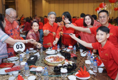 Wyndham Opi Hotel Palembang Rayakan Imlek dengan Tradisi Yu Sheng