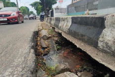 Pipa PDAM Bocor, Merusak Dinding Penahan Trotoar