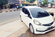 Mobil Parkir di Trotoar Basuki Rahmad