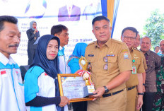    Sekda Palembang Serahkan Hadiah  Pemenang Lomba ke Petugas PUPR dan Komunitas