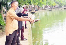 Kambang Iwak Jadi Lokasi Gerakan Eco Enzym Sambut Waisak 2570 BE