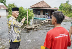 Tomi Gembira Dibangunkan Rumah oleh Pj Bupati Apriyadi