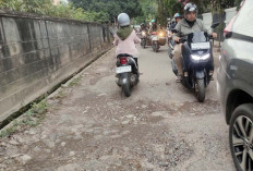 Jalannya Kecil, Pengendara Mobil dan Motor Bergantian