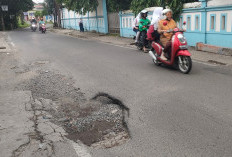 Lubang di Depan SMP Negeri 3 Palembang, Menghambat Aktivitas Siswa Sekolah