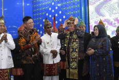 Terima Gelar Adat ‘Suttan Mangku Keresidenan’