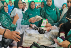 Emak-emak Berburu Takjil di Pasar Bedug 