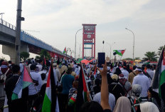 Long March Ribuan Peserta Aksi Bela Palestina Jilid 4 Sumsel lintasi Jembatan AMPERA
