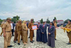 Walikota Arlan Berikan Reward Siswa SMAN 3 Berprestasi Harumkan Nama Prabumulih