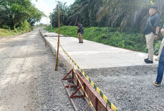 Pembangunan Jalan Simpang Raja Disoal, Cor Beton Diduga Tak Sesuai Perencanaan 