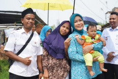Bagikan Sembako, Feby Deru Berbagi Kebahagiaan dengan Warga Talang Kepuh
