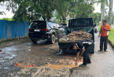 Warga Perumahan Opi Raya Jakabaring Perbaiki Jalan Urunan Pakai Dana Pribadi