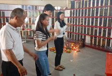 Umat Buddha Ramai Kunjungi Vihara  Prajna Shanti untuk Sembahyang Leluhur