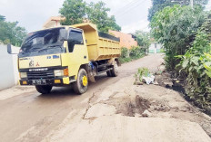 Jalan Kajang Bayan Gandus Rusak, Truk Muatan Tanah Penyebabnya