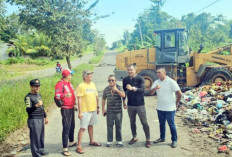 Franky Bersama Tim Cak Arlan Bersihkan Sampah di Jalan Lingkar