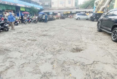 Halaman Parkir Pasar Palimo Berlubang