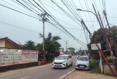 Tiang Listrik dan Internet Miring Condong Ke Badan Jalan