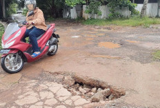 Ada Lubang, Berbahaya Untuk Kendaraan Mobil dan Motor