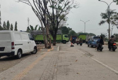 Fuso Angkutan Barang Parkir Melewati Batas Jalan