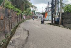 Lubang besar di jalan Letnan Siamanjutak Membahayakan Pengendara 