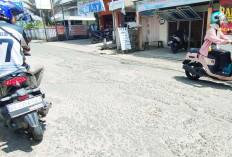 Jalan Berlubang di Puncak Sekuning sering Terjadi Gesekan antar Pengendara