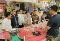 Pj Walikota Ratu Dewa Cek Harga Sembako di Pasar Lemabang, Pastikan Inflasi Terkendali Jelang Ramadan
