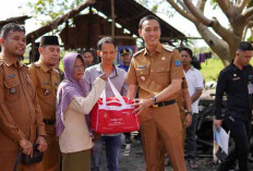 Bupati Muchendi Serahkan Santunan Korban Kebakaran Desa Celikah