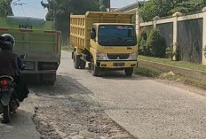 Membahayakan Pengendara Truk Angkutan Tanah Ambil Jalur Berlawanan