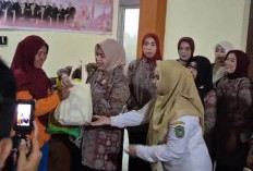 Bagikan 100 Sembako ke Petugas Kebersihan di DLH  