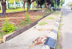 Trotoar Pejalan Kaki di Depan RS Siti Khodijah Palembang Rusak, Membahayakan Pengguna Jalan