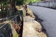 Proyek Peningkatan Jalan Aspal Rusak Drainase Warga