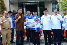 Bupati OKU Timur Serahkan Motor untuk Kepala KUA