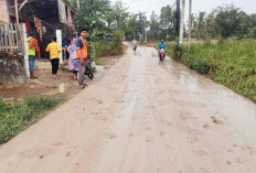 Tercecer Tanah di Jalan Gogokan Kito, Jalanan Menjadi Licin