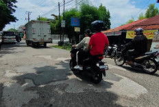 Lubang Tak Terlihat Motor Jangan Berada di Belakang Mobil