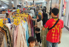 Warga Palembang Berburu Baju Baru Untuk Lebaran