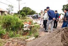 Pj Bupati Sandi Fahlepi Blusukan Tinjau Infrastruktur Jalan