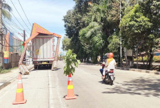 Mobil Truk Nyasar Masuk Jalan Sempit, Bawah Tiang Gapura Tanjak ke Jalan Besak