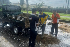 Jalan Tak Kunjung Diperbaiki, Warga Perumahan Opi Raya Jakabaring Urunan Dana Pribadi