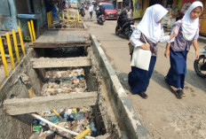 Banyak Sampah Warga di Bawah Lapak Jualannya, Lokasi Siring Rusun