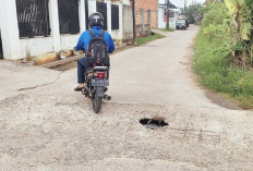Lubang Jalan Jadi Ancaman Pengendara Motor