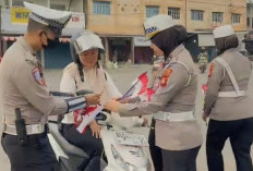 Polres OKU Timur Ajak Masyarakat Tumbuhkan Rasa Nasionalisme, Bagikan Bendera Merah Putih