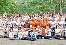 Menselaraskan Diri dengan Alam, Ratusan Umat Buddha Jalani Prosesi Peace Walk