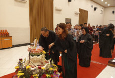 Mengguyur Rupang, Menyucikan Hati: Keheningan dan Sukacita Waisak di Vihara Amithaba Graha Palembang