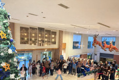 Aryaduta Palembang Hadirkan Tree Lighting Ceremony 2025