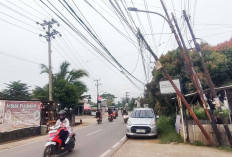 Tiang Listrik dan Internet Miring Condong Ke Badan Jalan
