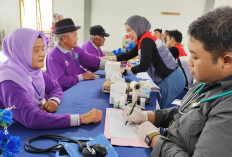 Puluhan Lansia Desa Pangkul Ikuti Pemeriksaan Kesehatan Gratis