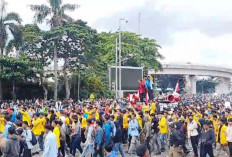 Ribuan Elemen Mahasiswa dan Masyarakat Demo ke DPRD Sumsel 